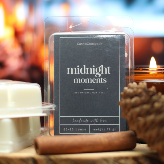 Duft-Melts Midnight Moments wax melts with warm ambiance, cinnamon stick, and pinecone in cozy setting.